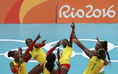 El equipo de Camerún celebra su puntuación durante el tercer día de los Juegos de Río.