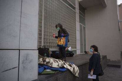 Dues voluntàries conversen amb la Tina, una dona sense llar que viu a prop del MACBA.