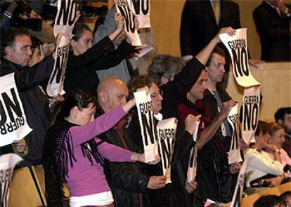 Un grupo de asistentes, entre los que están Mariscal, Peret o Eskenazi, exhibien carteles contra a la guerra.