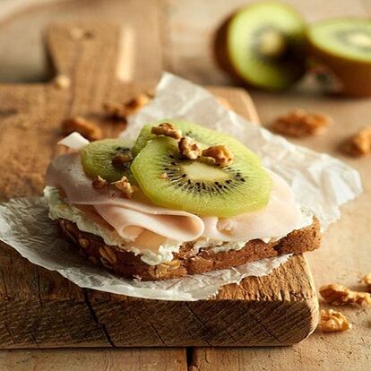 Un infalible: el kiwi Zespri en tosta integral de pavo y queso fresco.