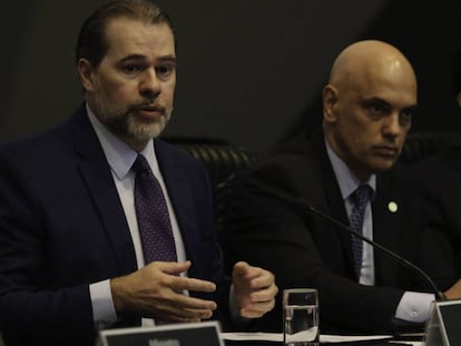 Antonio Dias Toffoli fala ao lado de Alexandre de Moraes em seminário sobre segurança pública, em fevereiro. 