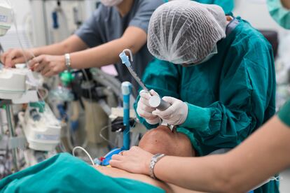 Imagen de una intubación a un paciente en un quirófano