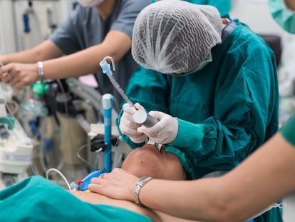 Imagen de una intubación a un paciente en un quirófano.