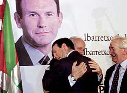 Ibarretxe abraza a Arzalluz, anoche, en la sede electoral del PNV en Vitoria.