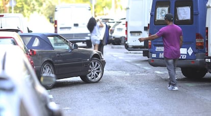 Un gorrilla indica un aparcamiento vac&iacute;o en una calle de Chamber&iacute;.