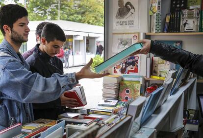 Una imagen de la feria del libro en Valencia, ayer jueves.