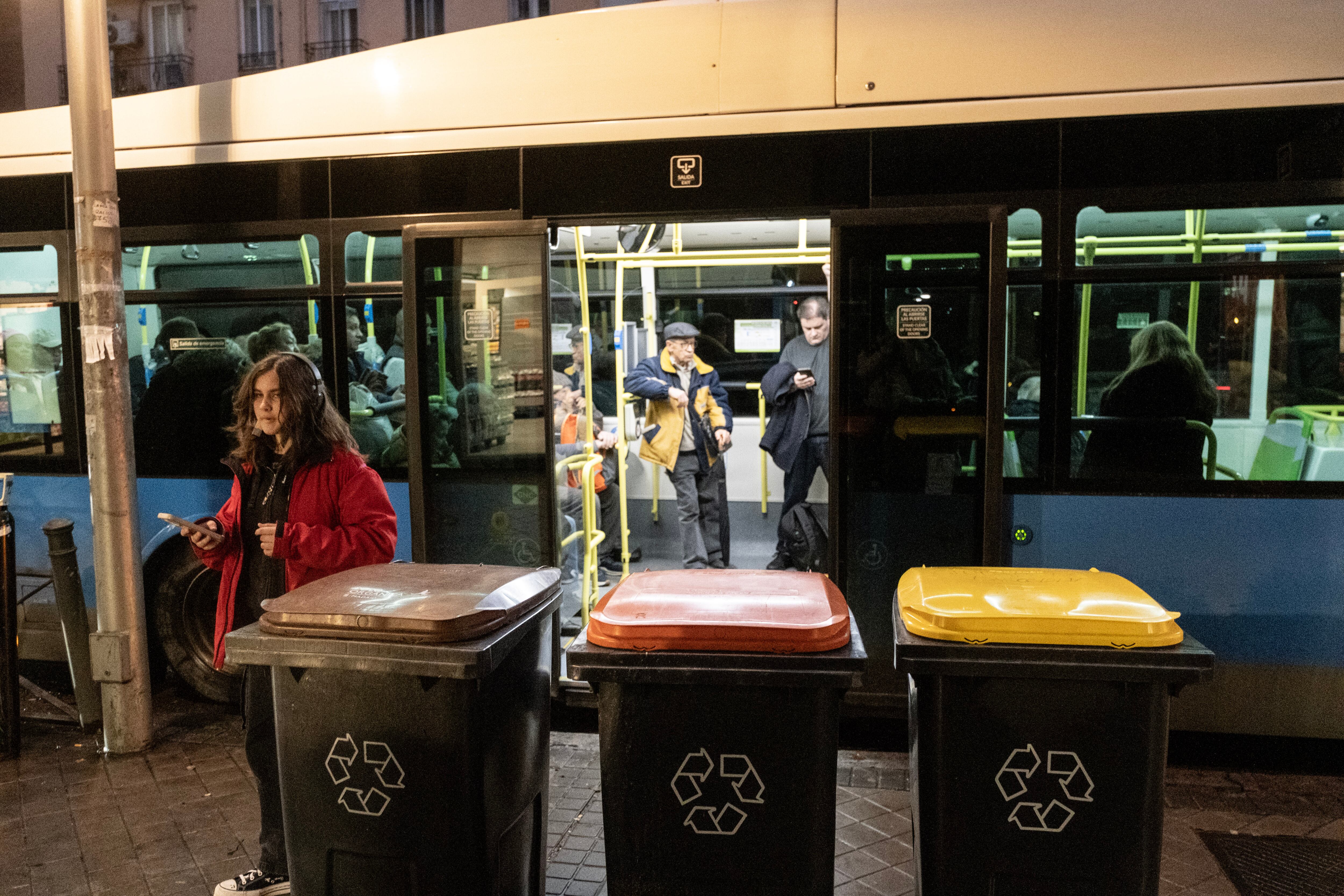 
Contenedores de basura en el número 222 de la Avenida Ciudad de Barcelona en el distrito de Retiro. 
