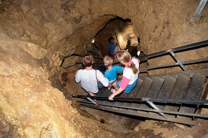 Sima de Laichingen (Alemania). Un mundo encantado en el inframundo. Quien desciende a la sima de Laichingen siente que está como en otro planeta, pero a 55 metros bajo la superficie terrestre. En esta larga sima, de nada menos que 1.400 metros de profundidad y la única accesible de Alemania, se pasa por profundos pozos, altos vestíbulos y estrechos pasadizos. En ella se puede ver parcialmente un proceso de karstificación que ya dura cinco millones de años y aprender sobre la historia geológica de la región. Y al subir, espera un delicioso bizcocho, un café y un museo espeleológico.