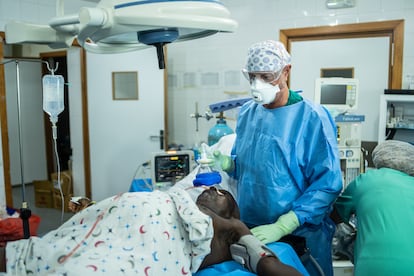 El abdomen hinchado de un paciente operado el día anterior enciende las luces de alarma. Rubio y Giménez Bachs deciden intervenirlo de nuevo. “Igual miras y no hay nada, pero con el tiempo que tenemos, mejor no esperar a mañana”, dice Casbas, que se encarga de dormirlo.