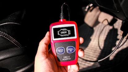 Artículo de EL PAÍS Escaparate que describe las ventajas de uso de una máquina de diagnosis OBD 2 para el coche.