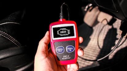 Describimos las ventajas de usar una máquina de diagnosis OBD II para el coche.