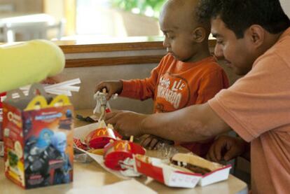 Un niño y su padre, con juguetes incluidos en un menú de comida rápida en San Francisco.