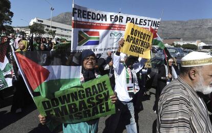 Manifestantes participan en una marcha hacia el parlamento de Ciudad del Cabo (Sudáfrica), el 15 de mayo de 2018, en protesta por las muertes perpetradas por las fuerzas israelíes ayer en la Franja de Gaza.