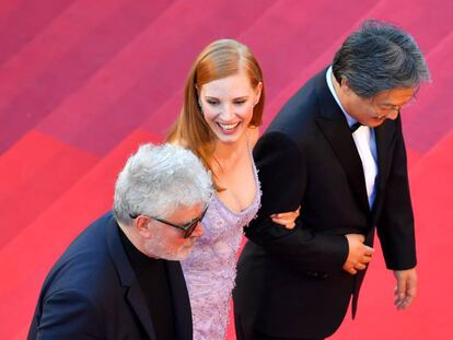 Pedro Almod&oacute;var, Jessica Chastain y el director Park Chan-wook acuden al pase de Okja, pel&iacute;cula de Netflix.