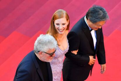 Pedro Almodóvar, Jessica Chastain y el director Park Chan-wook acuden al pase de Okja, película de Netflix.