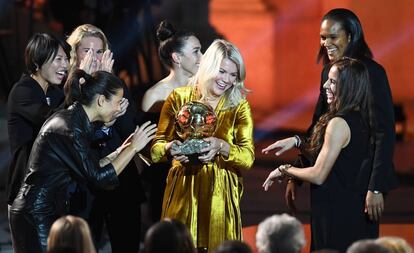 Ada Hegerberg recebendo a Bola de Ouro em Paris.