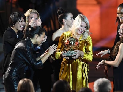 Ada Hegerberg recebendo a Bola de Ouro em Paris.