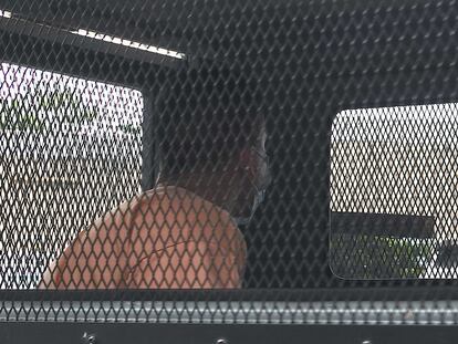 Daniel Sancho Bronchalo, esta mañana, en el furgón que lo trasladaba al tribunal de la isla de Samui (Tailandia), que ha fijado la fecha del juicio y sus condiciones.