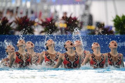 Atletas chinas ejecutan un ejercicio de natación sincronizada en los Juegos Asiáticos 2018 en Yakarta (Indonesia).
