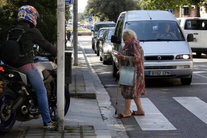 Una dona travessa un carrer a Mollet del Vallès.