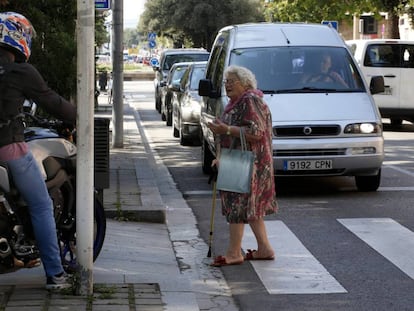 Una mujer cruza una calle en Mollet del Vallès.