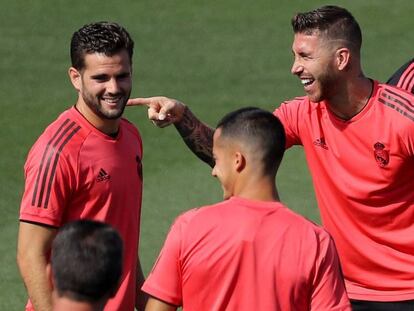 Ramos bromea con Nacho durante el entrenamiento del Madrid, este martes.