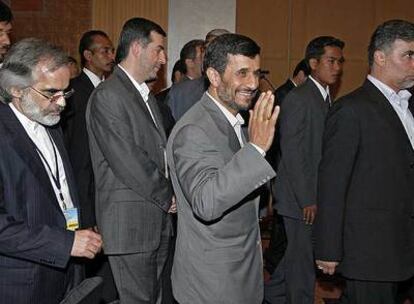 Mahmud Ahmadineyad, a la salida de una cumbre de países en vías de desarrollo en Kuala Lumpur.