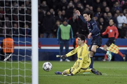 Momento en el que Cavani define bajo las piernas de Courtois para hacer el gol que acabó dando la victoria al PSG ante el Chelsea en el partido de ida de octavos de la Champions disputado en París.