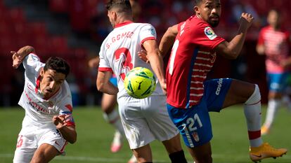Navas intenta llegar al balón ante Herrera, autor del gol del triunfo del Granada.