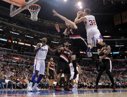 Blake Griffin lanza ante Luke Babbit.