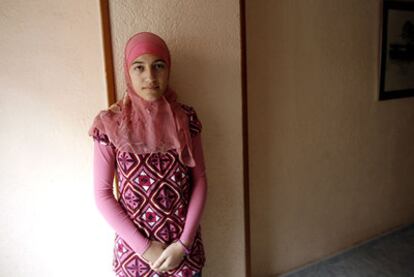 La familia de Najwa anuncia que volverá hoy a clase con el  <i>hiyab. </i>