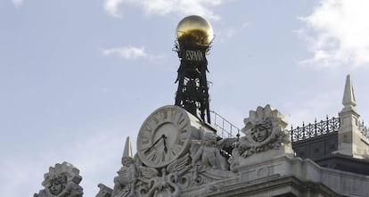 Reloj en la fachada de la sede del Banco de España, en la Plaza de Cibeles en Madrid. EFE/Archivo