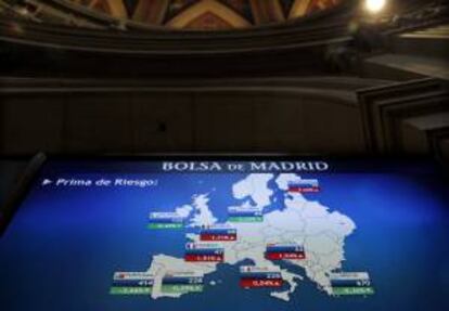 Pantalla en la bolsa de Madrid que ayer indicaba la prima de riesgo de España.