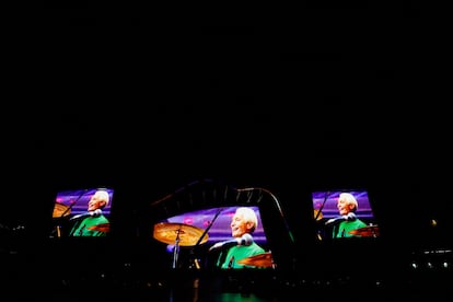 Imagen proyectada del batería Charlie Watts, en un momento del concierto.