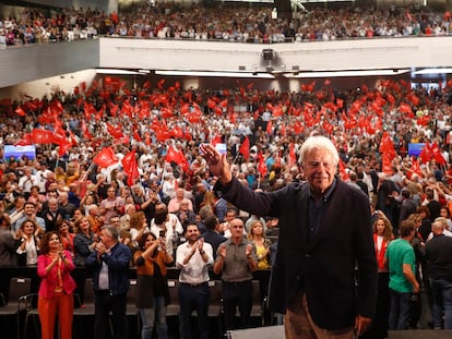 El exsecretario general y expresidente del Gobierno Felipe González, durante su participación este sábado en Sevilla en el acto central del 40 aniversario de la victoria electoral del PSOE en 1982.