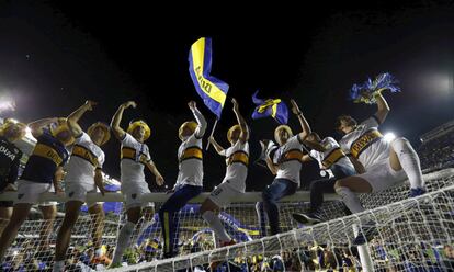 Jugadores de Boca Juniors celebran con el trofeo el final del partido de fútbol de primera división argentino contra Tigre en Buenos Aires, Argentina.