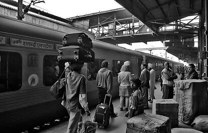 Estación de tren en Amristar, una ciudad al norte de la India. La red ferroviaria une esta ciudad con las principales urbes indias como Delhi, Bombay o Calcuta. 
