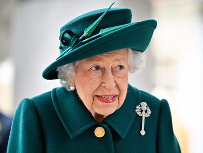 La reina Isabel II, a su llegada a la apertura del Parlamento escocés en Edimburgo.