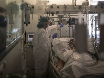 Una unidad de vigilancia intensiva respiratoria (UVIR) con enfermos de covid-19 del Hospital Clinic.