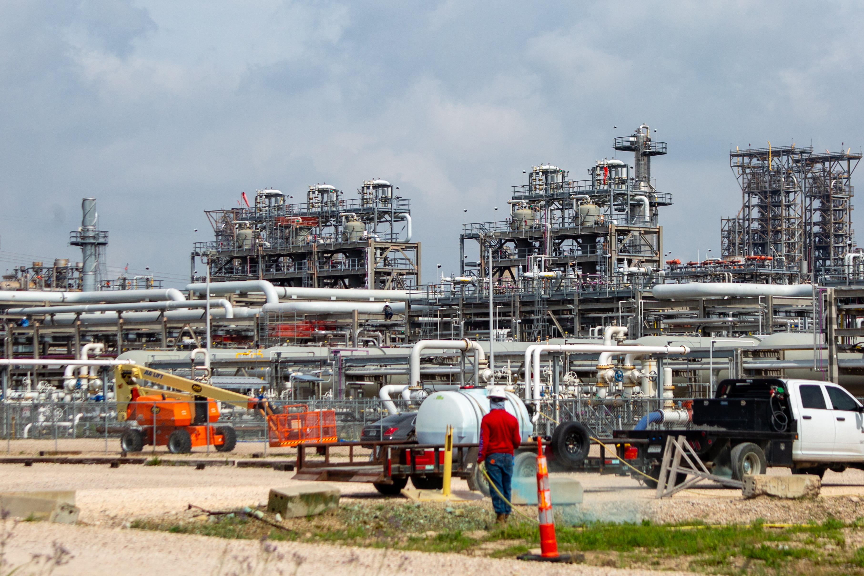 El precio del petróleo baja con fuerza y cae por debajo de los 100 dólares ante la expectativa del final de la guerra