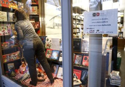 Una librería de San Sebastián explica con un cartel que a partir de hoy se puede canjear el bono cultura.