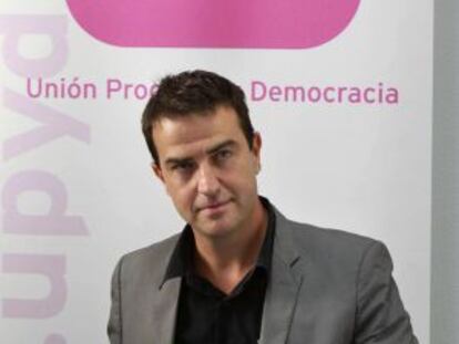 El único parlamentario vasco de UPyD, Gorka Maneiro, durante la rueda de prensa que ha ofrecido en Bilbao.