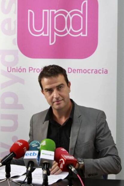 El único parlamentario vasco de UPyD, Gorka Maneiro, durante la rueda de prensa que ha ofrecido en Bilbao.