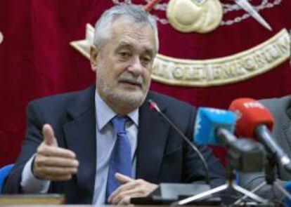 El presidente de la Junta de Andalucía, José Antonio Griñán, durante su intervención hoy, en la visita institucional que ha realizado al Ayuntamiento de Puente Genil (Córdoba), ha cuestionado la utilidad de la Unión Europea (UE) "si deja atrás la cohesión" y ha apostado por "luchar" para que España perciba "los mismos recursos" que hasta ahora.