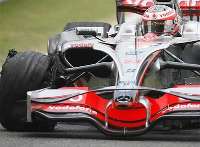 Heikki Kovalainen se queda fuera de los puntos por un reventón en su rueda delantera derecha
