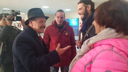 El profesor de niños ciegos en la ciudad de Nantes de Francia, llegó el 12 de julio al Aeropuerto Internacional de El Alto, en La Paz. Antes de iniciar la caminata necesitó dos días en la zona del lago Titikaka para aclimatarse a la altura del altiplano y otros dos de reconocimiento del terreno del salar.