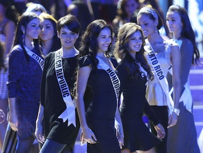 Finalistas del concurso de Miss Universo ensayan un número