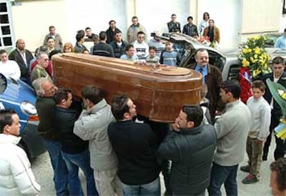 Familiares y amigos de Miguel Ángel Senovilla trasladan el féretro de éste, ayer en Úbeda.