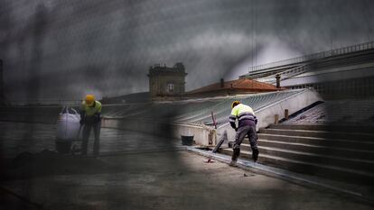 Trabajadores en una obra pública en Santiago de Compostela, el pasado abril.