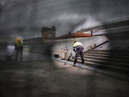 Trabajadores en una obra pública en Santiago de Compostela, el pasado abril.